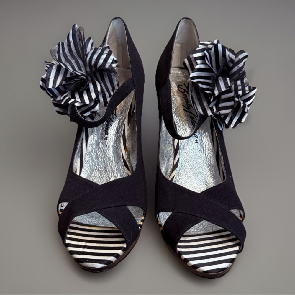 White Striped Flower Accent Peep Toe High Heels - Picture 3 of 13